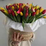 Микс из 101 тюльпана в корзине