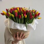 Микс из 101 тюльпана в корзине