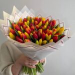 Яркий микс из 101 тюльпана