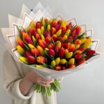 Яркий микс из 101 тюльпана