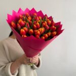 Яркие тюльпаны 51шт в розовой упаковке