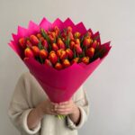 Яркие тюльпаны 51шт в розовой упаковке