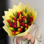 Микс из 41 тюльпана в желтой упаковке