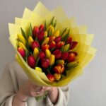 Микс из 41 тюльпана в желтой упаковке
