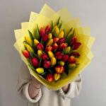 Микс из 41 тюльпана в желтой упаковке