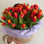 51 яркий тюльпан в корзине