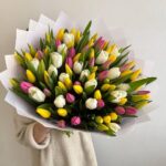 Красивый букет из 101 тюльпана