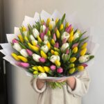 Красивый букет из 101 тюльпана