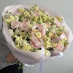 Кустовые розы, гвоздика, маттиола