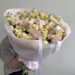 Кустовые розы, гвоздика, маттиола