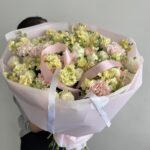 Кустовые розы, гвоздика, маттиола