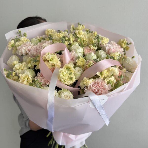 Кустовые розы, гвоздика, маттиола