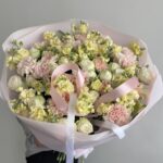 Кустовые розы, гвоздика, маттиола