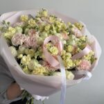Кустовые розы, гвоздика, маттиола