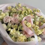 Кустовые розы, гвоздика, маттиола