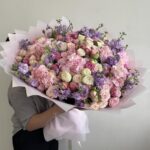 Кустовая Роза, гортензия, маттиола красивый букет