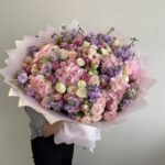 Кустовая Роза, гортензия, маттиола красивый букет