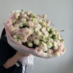 Эустома и кустовая Роза мисс бомбастик