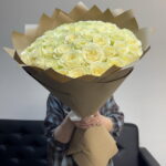 Розы белые 51шт 60см в крафте