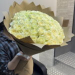 Розы белые 51шт 60см в крафте
