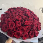 Красивый букет из 51 красной розы в белой упаковке 50см