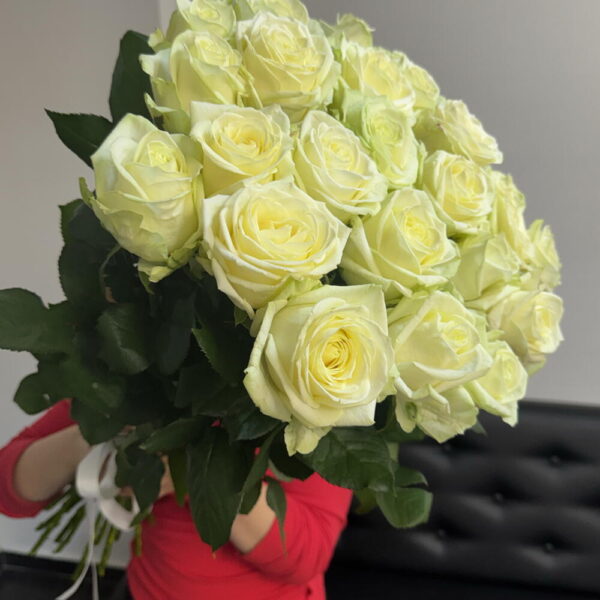25 белых роз 70 см 😍😍😍