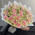 Розовые гвоздики и ромашка