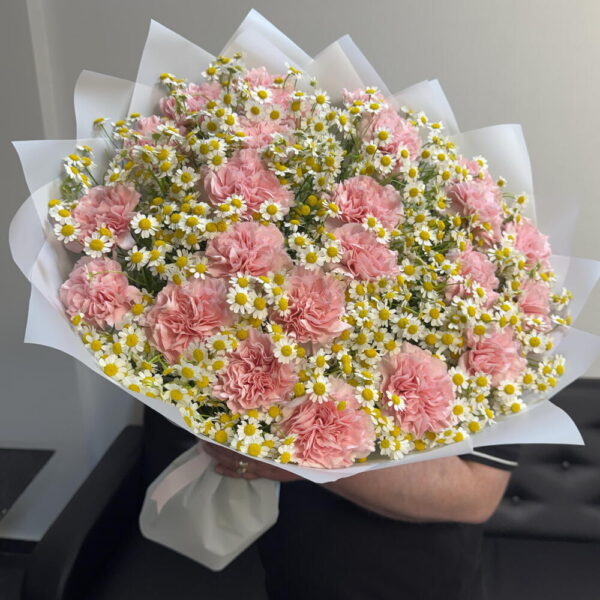 Розовые гвоздики и ромашка