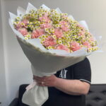 Розовые гвоздики и ромашка