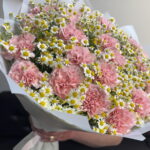Розовые гвоздики и ромашка