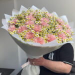 Розовые гвоздики и ромашка