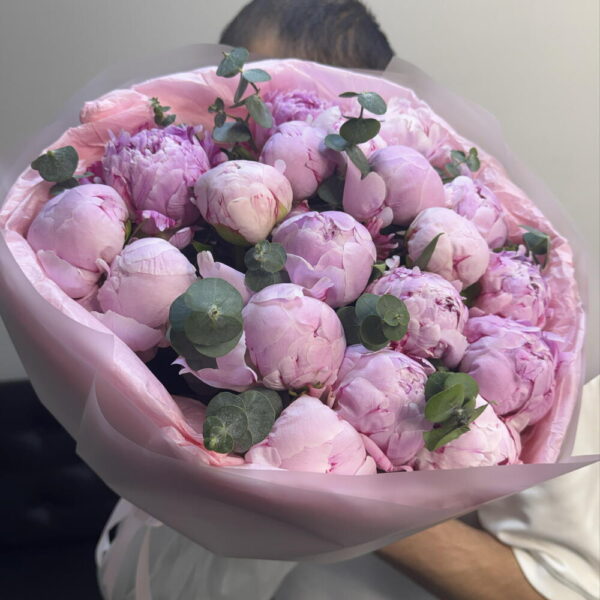 19 пионов Сара Бернард с эвкалиптом 😍
