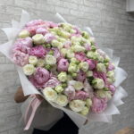 Пионы и белые кустовые розы 😍😍😍