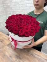 51 Роза в белой шляпной коробке