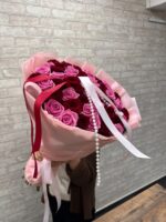 Букет из красных и розовых роз микс 😍 — изображение 4