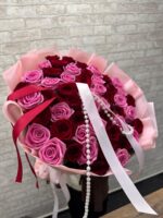 Букет из красных и розовых роз микс 😍 — изображение 5