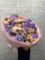 Кустовые розы и маттиола 😍