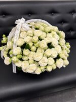 Белые кустовые розы в корзине 😍 — изображение 4