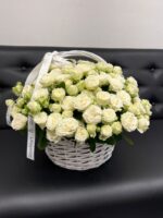 Белые кустовые розы в корзине 😍 — изображение 3