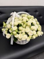 Белые кустовые розы в корзине 😍 — изображение 2