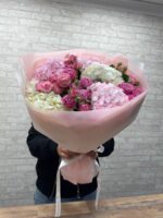 Гортензия и кустовые розы 🥰 — изображение 2